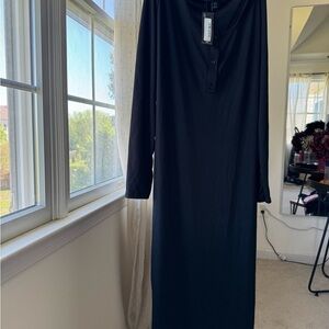 PrettyLittleThing Black V-Neck Long Sleeve Gown